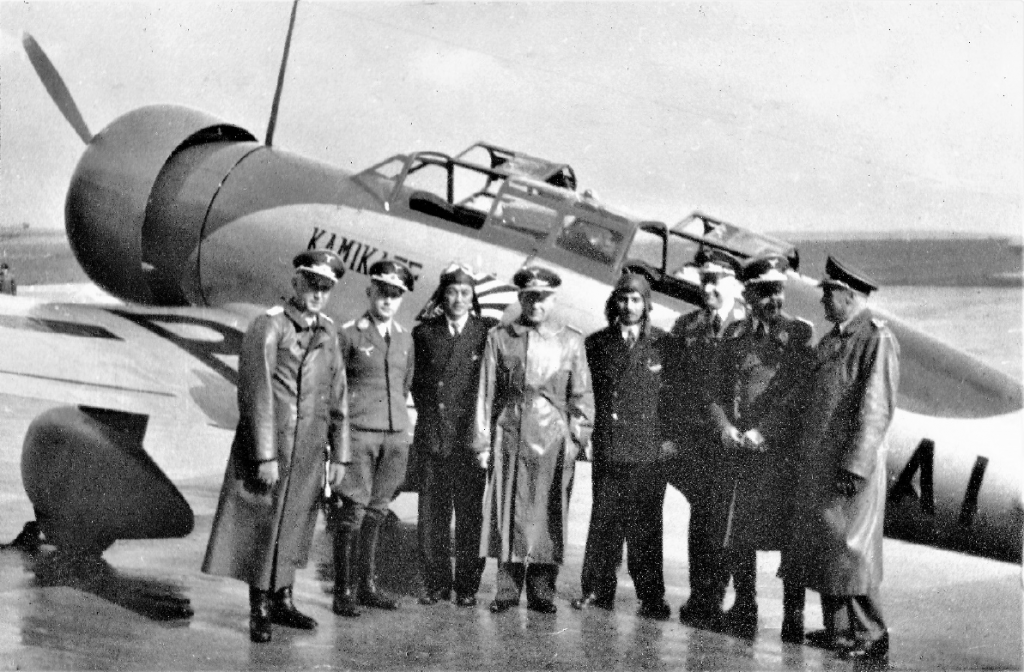 Fliegerhorst Detmold am 17. April 1937: Das japanische Rekordflugzeug mit seiner Besatzung und Offizieren der Luftwaffe kurz vor dem Weiterflug nach Berlin