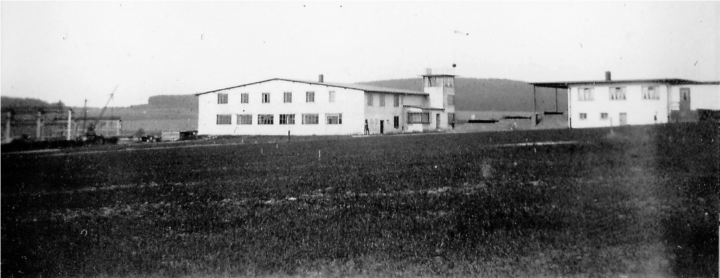 Die ersten Gebäude des zivilen Flughafens Detmold 1934. Schon im Jahr darauf wurden sie wieder abgerissen und durch größere Bauten und eine Kaserne der Luftwaffe ersetzt