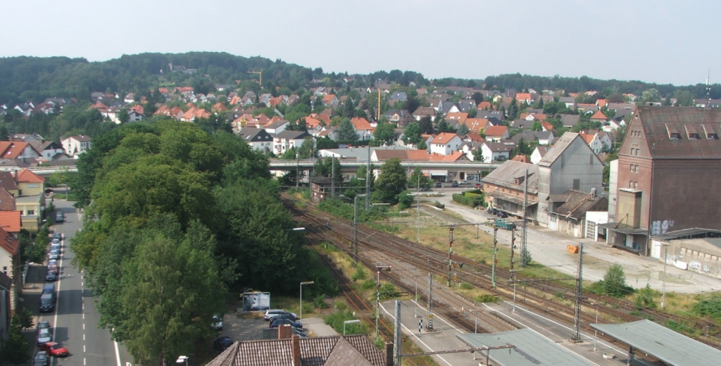 Die „Hochbrücke“ überspannt die Gleise in Lippes größtem Bahnhof. (Foto: Konrad Soppa)