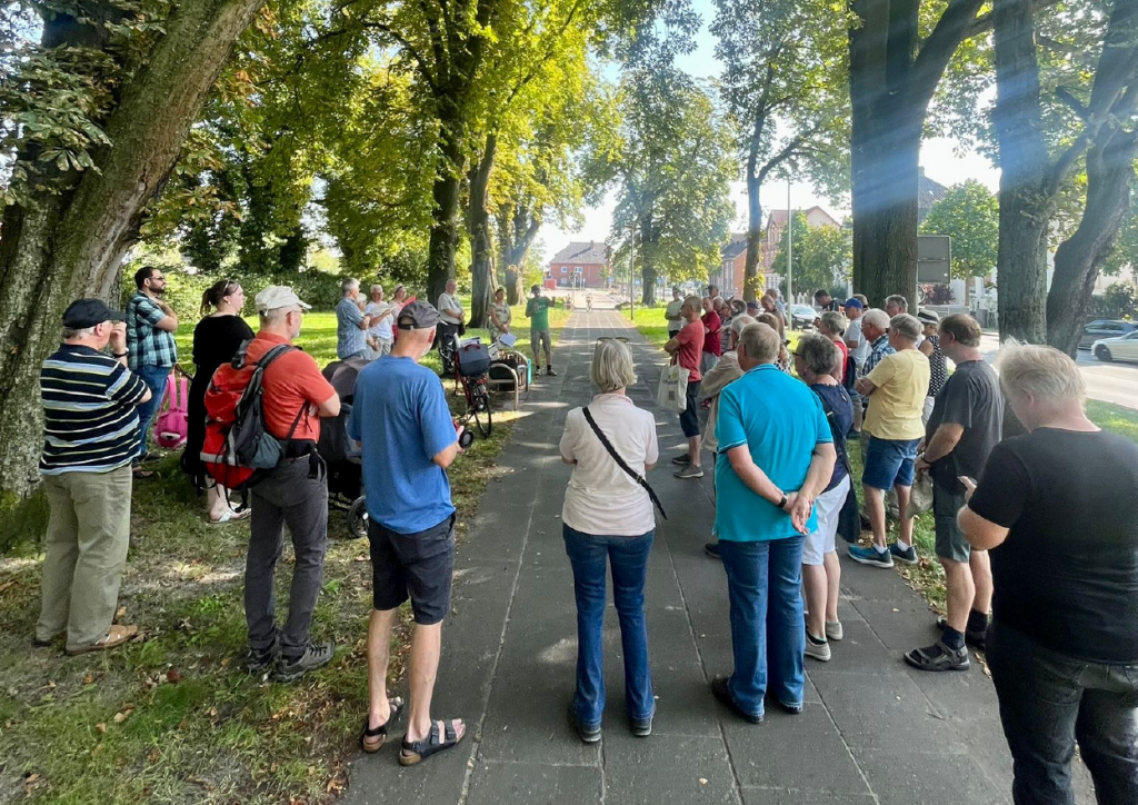 Denkmaltag am 10. September 2023: Im Schatten der Bäume der nahen Kastanienallee folgen die Gäste den Ausführungen der Referenten zur Hochstraße in Lage. (Foto: Bianca Sievert).