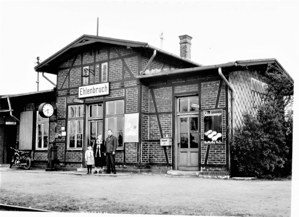 Ansicht des Gebäudes von der Gleisseite aus. Die Aufnahme datiert vom Juli 1951. (Sammlung Soppa)