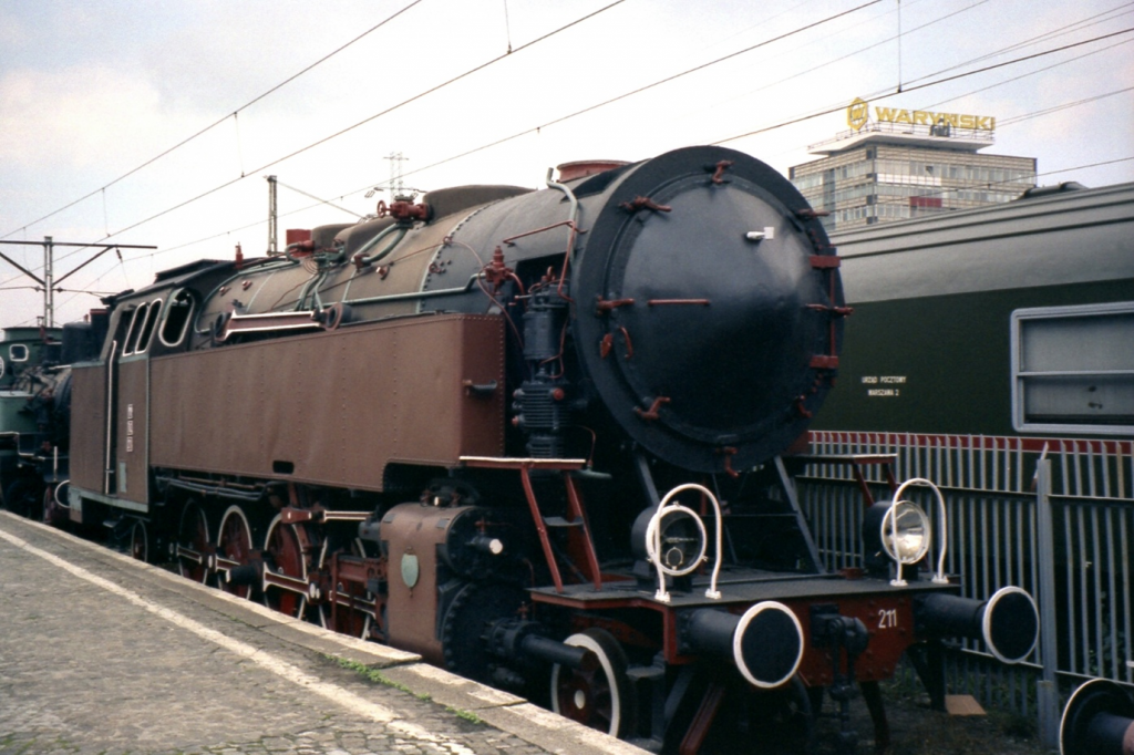 Eine Tenderlok an einem Bahnsteig.