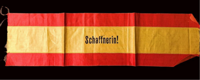 Die Schaffnerin-Armbinde der LEAG ist in den lippischen Landesfarben gehalten (Foto: privat)