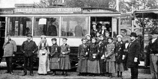 Die „Schaffnerinnen“ tragen ihre Armbinde, einige zusätzlich die Schleife. Zweiter von links ist der Vize- Direktor der LEAG, Herr Assessor Tenge, zweiter von rechts Herr Direktor Ferdinand Wessel (Quelle: Sammlung Soppa)